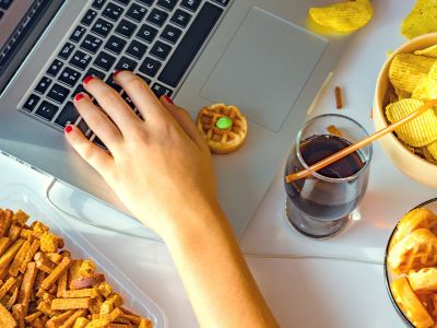 Υπερφαγία: Πώς θα την αποφύγετε όταν δουλεύετε από το σπίτι (εικόνες)