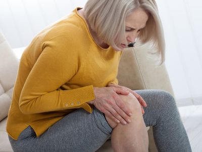 Πόνοι στις αρθρώσεις: Πού οφείλονται ανάλογα με τα συμπτώματα που τους συνοδεύουν (εικόνες)