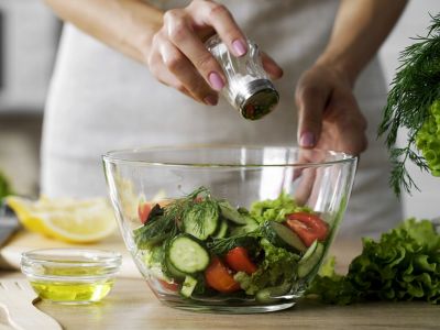 Τα σημάδια που στέλνει το σώμα όταν τρώτε πολύ αλάτι (εικόνες)