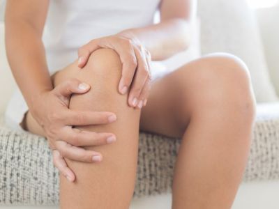 Νυχτερινές κράμπες στα πόδια: Όλες οι πιθανές αιτίες (εικόνες)