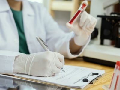 Απίθανα πράγματα που αποκαλύπτει για την υγεία μια απλή εξέταση αίματος (εικόνες)