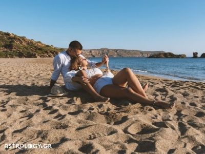 Προβλέψεις Αυγούστου για τα αισθηματικά των ζωδίων: Διάβασε τι να περιμένεις