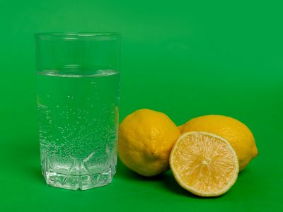 Νερό με λεμόνι: Οι πιθανές παρενέργειες (εικόνες)