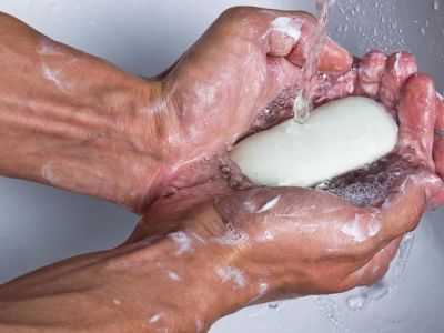 Οι 9 «αθώες» καθημερινές συνήθειες που αφαιρούν χρόνια ζωής (εικόνες)