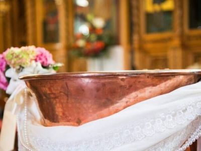 Ζευγάρι της σόουμπιζ βάφτισε τον γιο του με μόλις 23 καλεσμένους λόγω κορονοϊού