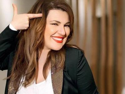 Κατερίνα Ζαρίφη: Ακομπλεξάριστη! Ποζάρει με ολόσωμο κόκκινο μαγιό