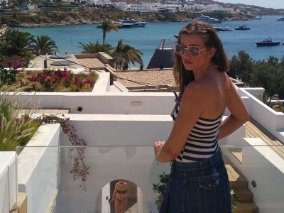 Άγριες Μέλισσες: Θα πάθεις πλάκα! Δες τη Λενιώ να τραγουδά στη μέση του δρόμου