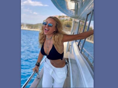 Μαστροκώστα: Αποθέωση τώρα! Το κορμί ποζάρει με λευκό μπικίνι στα 49 της