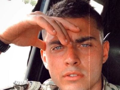 Στοίχημα ότι δεν πάει ο νους σας ποιος είναι αυτός ο γόης! Τον ξέρετε πολύ καλά