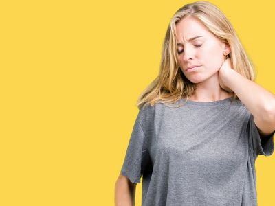 Πόνος στον αυχένα: Πώς θα ανακουφιστείτε φυσικά (εικόνες)