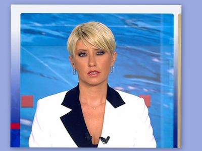 Σία Κοσιώνη: Το total white look και η σούπερ λεπτομέρεια στο σακάκι της