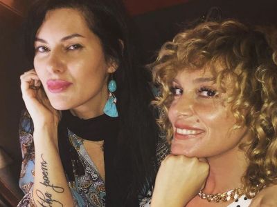 Ζουγανέλη γάμος: Η εκκεντρική εμφάνιση της κουμπάρας- Εσύ πρόσεξες το φόρεμα;