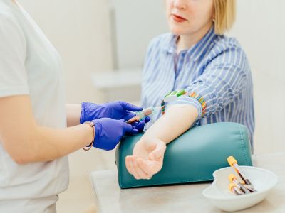 Οι απαραίτητες αιματολογικές εξετάσεις για όσους είναι γύρω στα 50 (εικόνες)