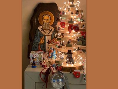 Aπίστευτο! Παρουσιαστής πρώτης γραμμής στόλισε το Χριστουγεννιάτικο δέντρο!