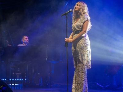 Η Νατάσα Μποφίλιου και η αδελφή της μοιάζουν σαν δυο σταγόνες νερό!