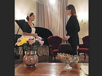 Άγριες Μέλισσες: Η Γαλλίδα υπηρέτρια της Ανέτ σίγουρα κάτι σου θυμίζει!Θα ενθουσιαστείς