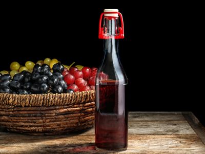 Ξύδι από κόκκινο κρασί: Τα οφέλη του για την υγεία και τη σιλουέτα σας (εικόνες)