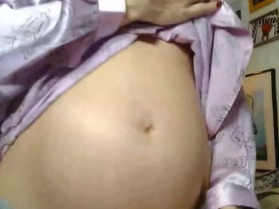 Μπαίνει στον 9ο μήνα της εγκυμοσύνης της και έδειξε on air τη φουσκωμένη κοιλίτσα της!