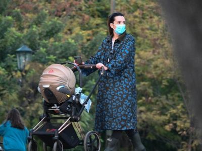 Νικολέττα Ράλλη: Casual chic σε βόλτα με το μωρό της! (photos)