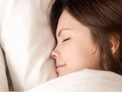 Τα θρεπτικά συστατικά που βελτιώνουν τον ύπνο & από πού θα τα λάβετε (εικόνες)