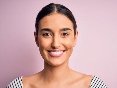 8 φυσικές λύσεις για λεύκανση των δοντιών (βίντεο)