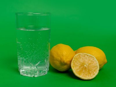 Νερό με λεμόνι το πρωί με άδειο στομάχι: Πού βοηθάει (βίντεο)