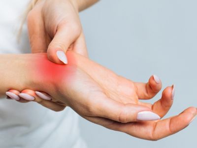 Μούδιασμα στα χέρια: 18 πιθανές αιτίες (εικόνες)