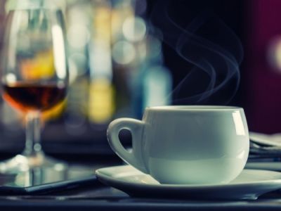 Καφές μετά το αλκοόλ: Πόσο αποτελεσματικός είναι;