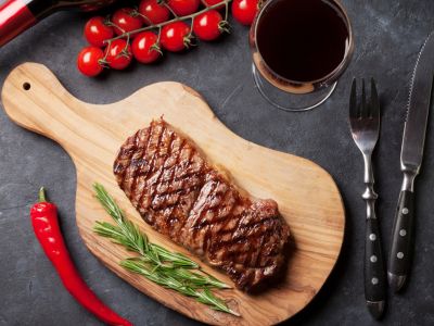 Κόκκινο κρέας: Γιατί «πρέπει» να το συνδυάζετε πάντα με κόκκινο κρασί