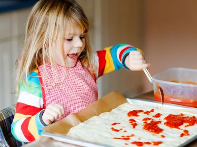 Πανεύκολη ζύμη για πίτσα με γιαούρτι και ένα ακόμα υλικό (vid)
