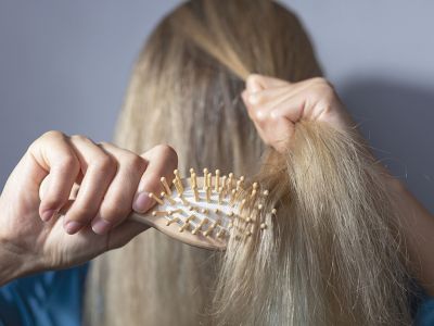 Ξηρά μαλλιά: Ποιες είναι οι πιθανές αιτίες και τι μπορείτε να κάνετε (εικόνες)