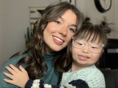 Μικρούλα με σύνδρομο Down φτιάχνει τα μαλλιά της αδερφής της (vid)