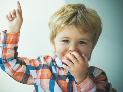 Συνταγές για να φάνε τα παιδιά τα μήλα ευχάριστα (vid)