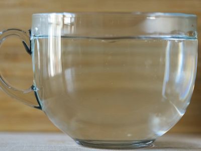 Ζεστό νερό το πρωί: Πώς βοηθά την υγεία (εικόνες)