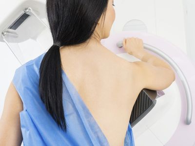 Μαστογραφία: Γιατί και πόσο πρέπει να απέχει από το εμβόλιο κατά της Covid-19