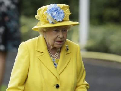 Αυτός είναι ο απίστευτος λόγος που η βασίλισσα Ελισάβετ προτιμά τα έντονα χρώματα