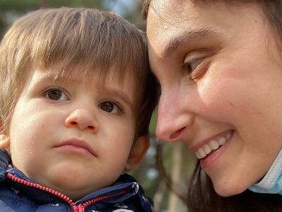 Φωτεινή Αθερίδου: Αυτή κι αν είναι αστεία φώτο με τον γιο της - Δείτε την