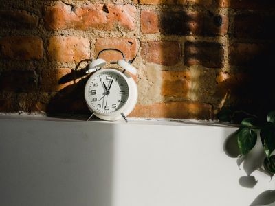 Μήπως τελικά το ξυπνητήρι κάνει κακό στην ψυχική σου υγεία;