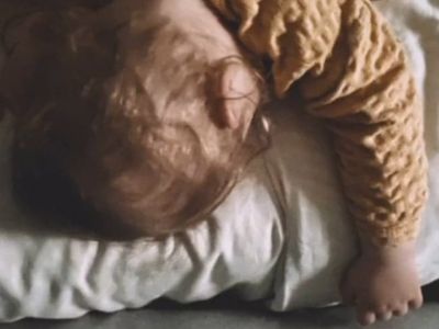 Γιος γνωστού ηθοποιού κοιμάται του καλού καιρού (pics)