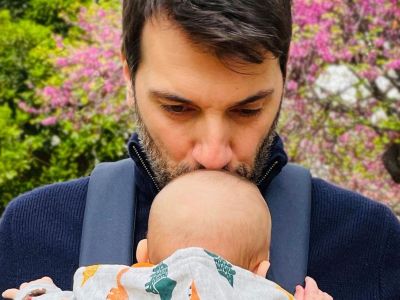 Π. Χατζηδάκης: Ακούει παιδικό τραγούδι και χορεύει μπροστά στον γιο του