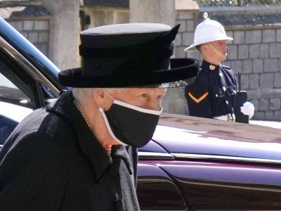 H κίνηση της βασίλισσας Ελισάβετ που όλοι είδαν αλλά κανείς δεν κατάλαβε τι έκρυβε