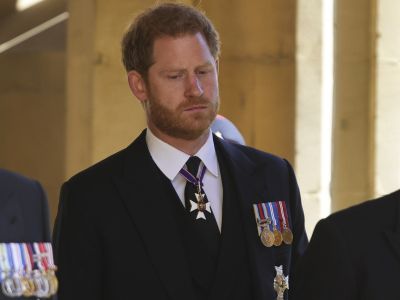 Πού πήγε ο πρίγκιπας Harry μετά την κηδεία του παππού του (και όχι, δεν επέστρεψε στη Meghan)