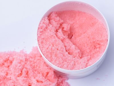 Σπιτικό scrub προσώπου με φράουλες και δύο ακόμη υλικά