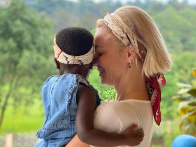 Επιστρέφει στην Αφρική η Χριστίνα Κοντοβά: Συνεχίζεται το ταξίδι υιοθεσίας (video)