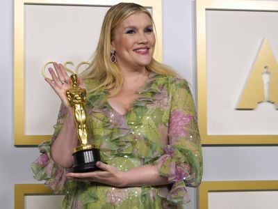 Emerald Fennell: Η εγκυμονούσα που ξεχώρισε στα φετινά Όσκαρ (pics)