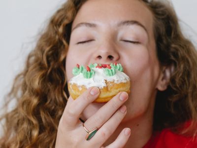7 στοιχεία που μαρτυρούν πως είσαι εθισμένη στη ζάχαρη
