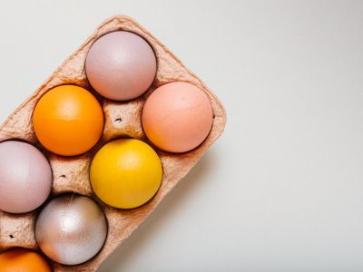 Αυτός είναι ο πιο γρήγορος τρόπος να βάψετε τα αυγά την τελευταία στιγμή