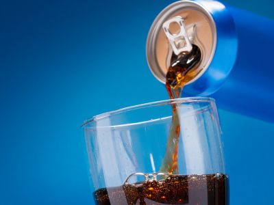 Αναψυκτικά: Πόσο αυξάνουν τον κίνδυνο καρκίνου του εντέρου για τους κάτω των 50