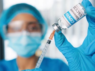 Κορονοϊός: Πρέπει να εμβολιάζονται όσοι έχουν νοσήσει;