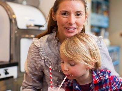Jools Oliver-Η σύζυγος του Jamie Oliver φτιάχνει το smoothie των παιδιών της